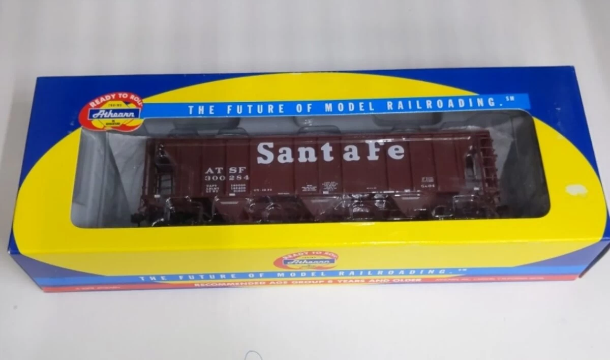 Athearn 89016 HO Santa Fe RTR PS-2 2893 Covered Hopper, SF #300284 4 Athearn 89016 HO Santa Fe RTR PS-2 2893 Covered Hopper, SF #300284 - Image 2