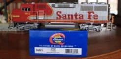 Athearn 88823 HO ATSF GP60M Warbonnet #162 DCC Quick Plug Equipped