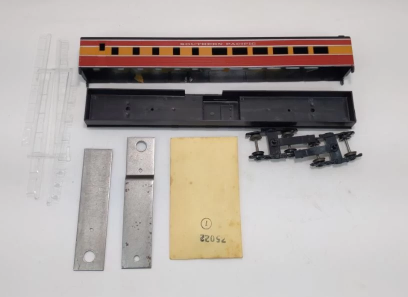 Athearn 1798 HO Southern Pacific Daylight SL Diner Car Kit 4 Athearn 1798 HO Southern Pacific Daylight SL Diner Car Kit - Image 2